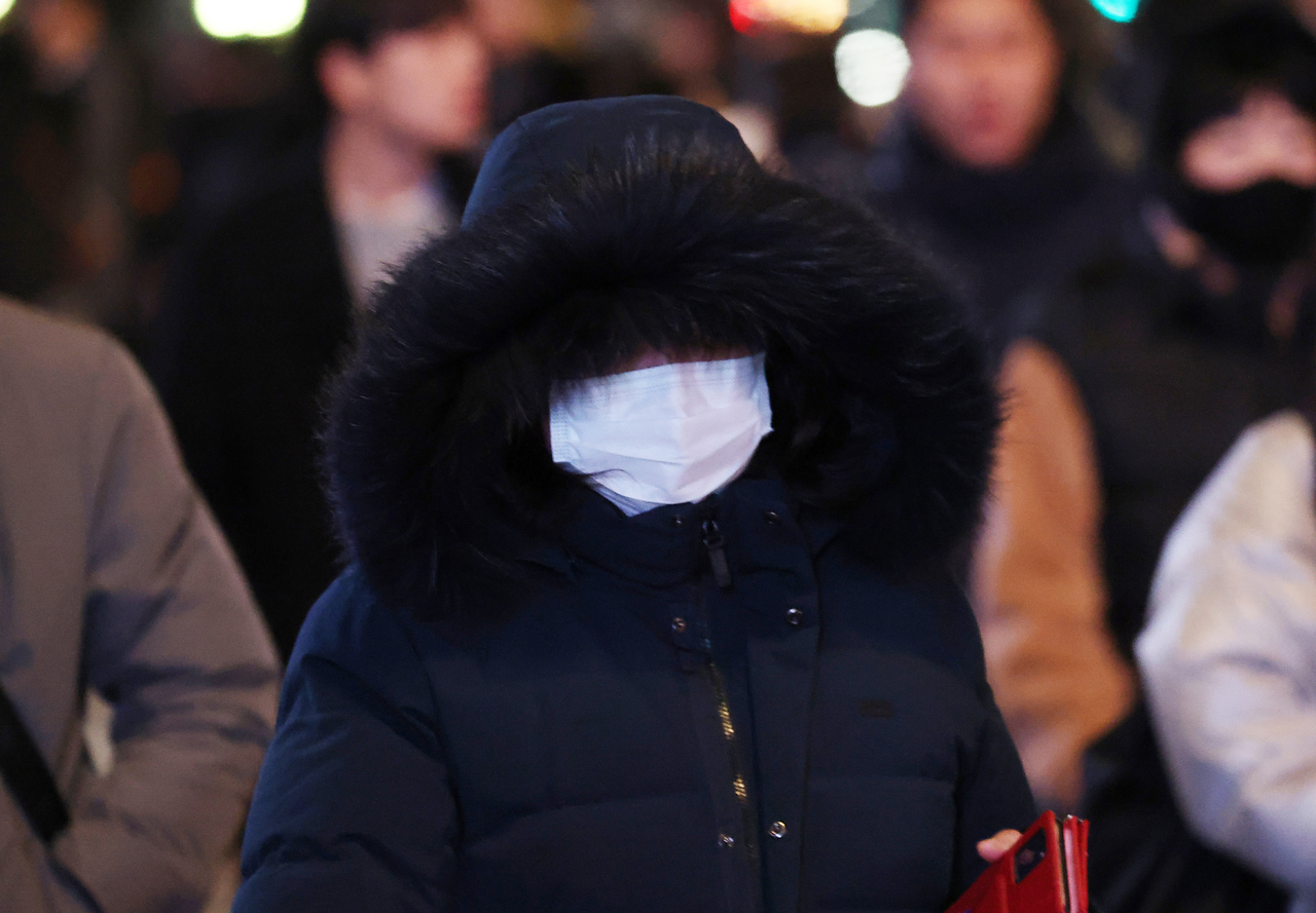 Pedestrians during a cold commute, near Gwangwhamun Square in central Seoul on Dec. 2 (Yonhap)