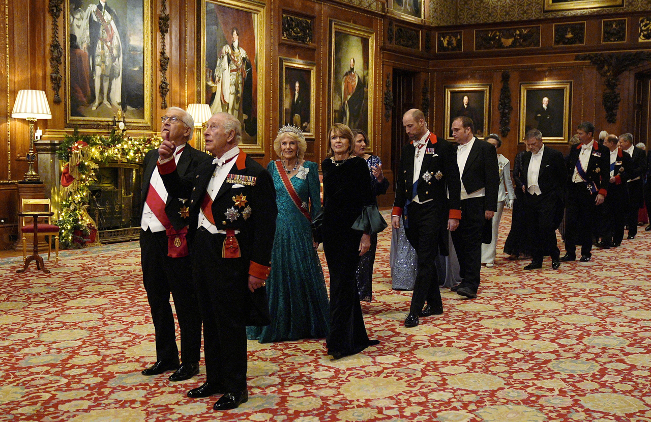 Britain's King Charles (front right) and German President Frank-Walter Steinmeier(front right) walk at Windsor Castle in Berkshire, Britain, Wednesday. (AFP-Yonhap)