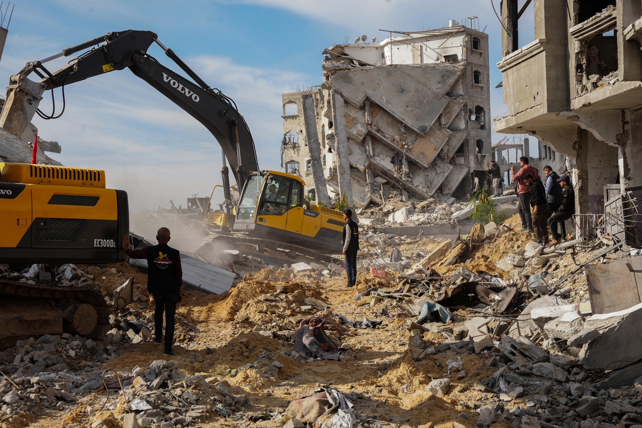 People operating heavy machinery search for the remains of an Israeli detainee in the Jabalia area of northern Gaza Strip, Wednesday. (Xinhua-Yonhap)