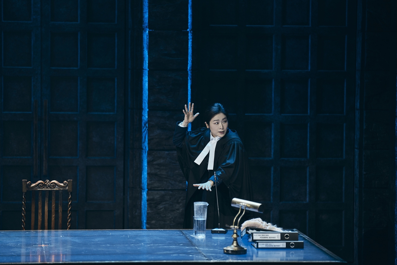 Lee Ja-ram performs "Prima Facie." (Shownote)