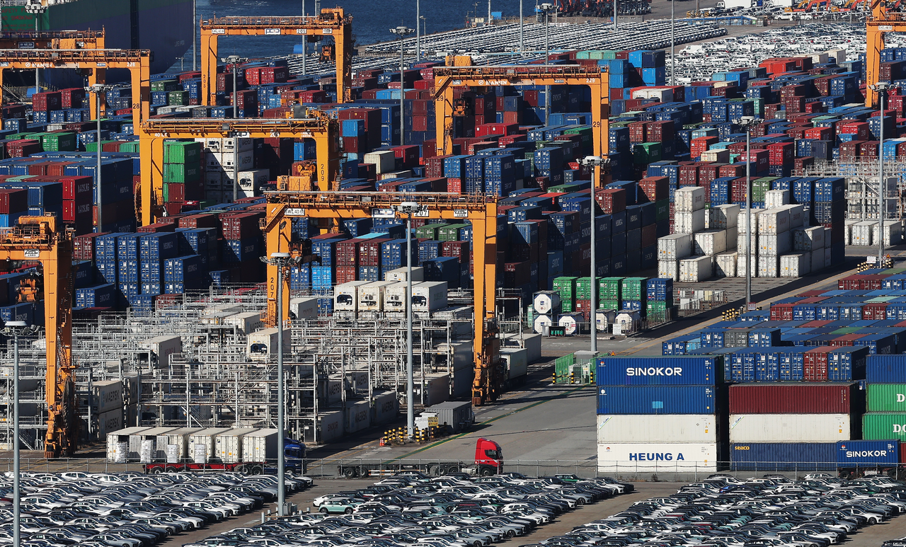 Containers are stacked at a port in Pyeongtaek, about 60 kilometers south of Seoul, on Nov. 14. (Yonhap)