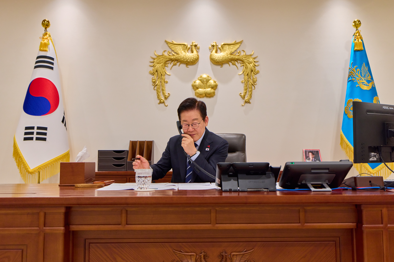 President Lee Jae Myung holds his first phone talks with Romanian President Nicusor Dan at the presidential office in Yongsan, Seoul, on Thursday, in this photo provided by Lee's office. (Yonhap)