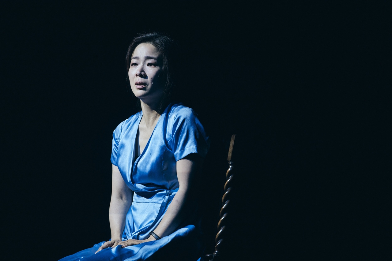 Lee Ja-ram performs "Prima Facie." (Shownote)