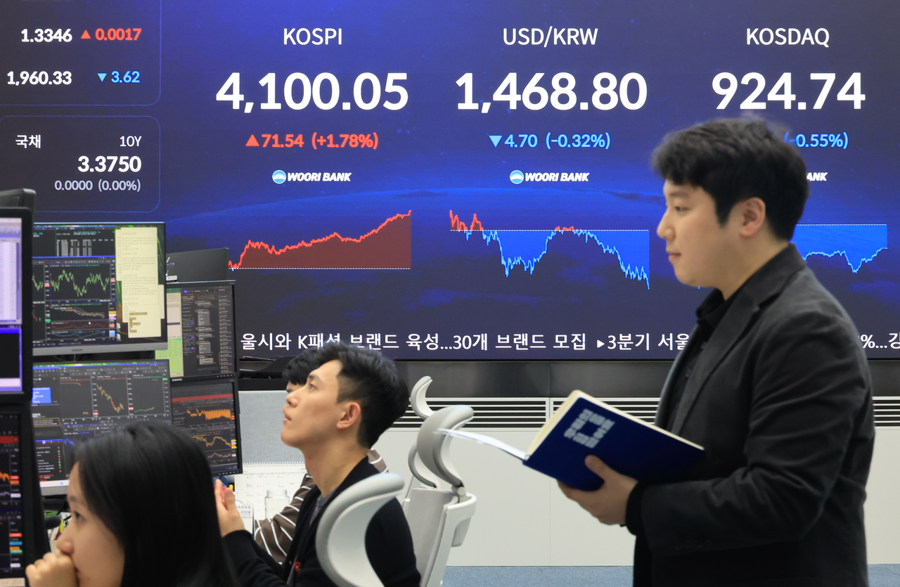 An electronic board showing the Korea Composite Stock Price Index at a dealing room of the Hana Bank headquarters in Seoul on Friday. (Yonhap)