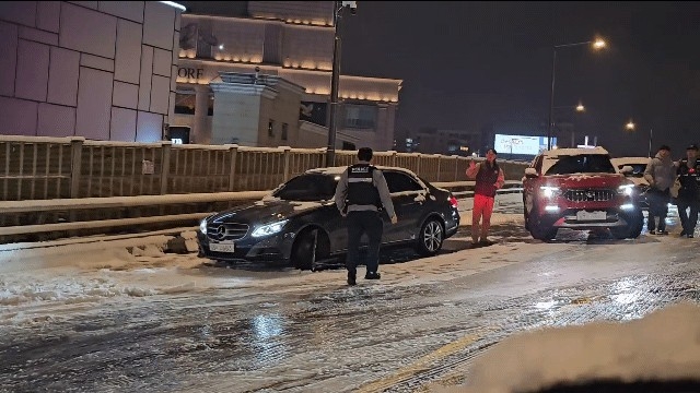 Cars have stopped  after a collision on a snow-covered overpass in Gangnam-gu, southern Seoul, Thursday. (Yonhap)