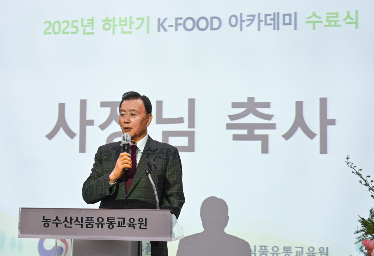 aT CEO Hong Moon-pyo delivers a speech during the K-Food Academy graduation ceremony in Suwon, Gyeonggi Province, on Thursday. (aT)