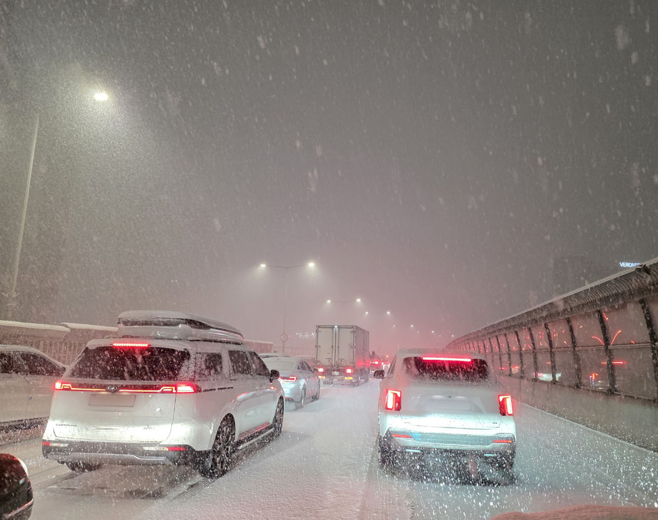 The road near Kookmin University in Seoul’s Seongbuk District experiences severe traffic congestion due to heavy snowfall on Thursday evening. (Yonhap)