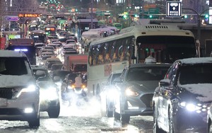 Season's first snowfall throws Seoul into traffic chaos