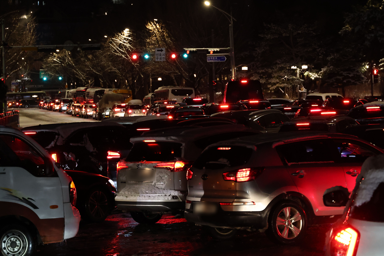 Vehicles are stuck in severe congestion on a road in Jongno-gu, Seoul, on Thursday. (Yonhap)