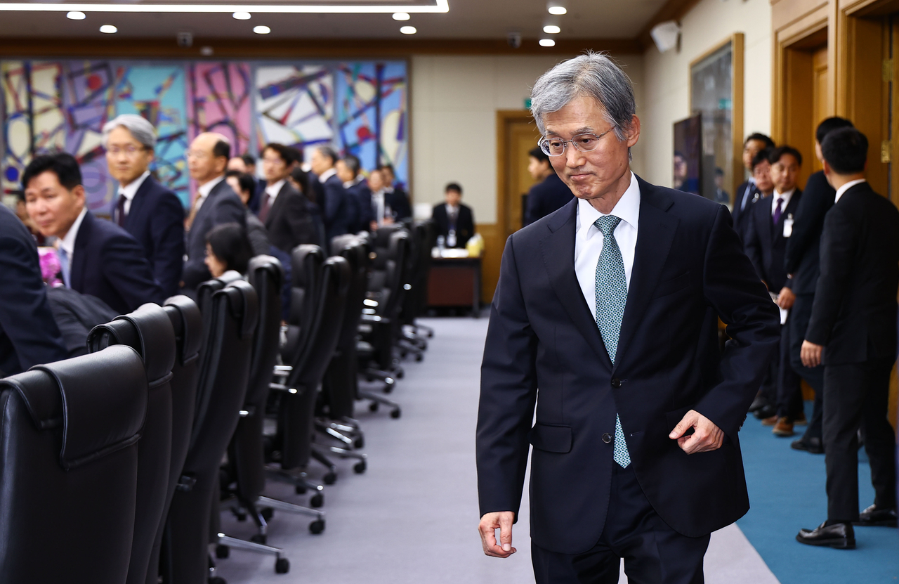 Chief Supreme Court Justice Jo Hee-de arrives to a meeting hall in the Supreme Court on Friday to attend a nationwide conference of high-level judges. (Yonhap)