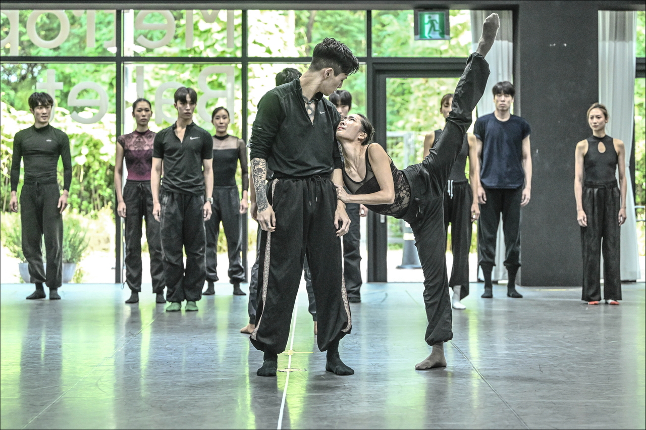 Dancers rehearse "Under the Trees’ Voices" (Seoul Metropolitan Ballet)