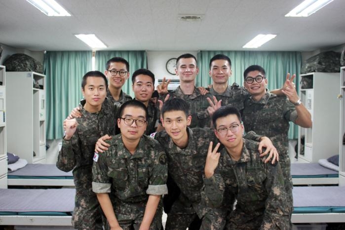Pvt. Lee Seung-won (center back), a South Korean British dual national, and fellow soldiers in his barracks pose for a photo at the Army’s 6th Infantry Division in October 2025. (South Korean Army)