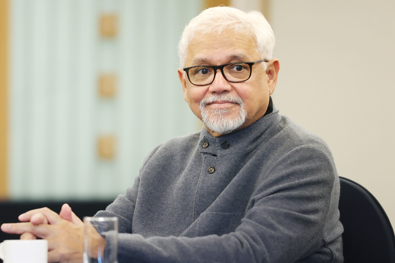 Writer Amitav Ghosh attends a press conference for the 14th Park Kyongni Award in Seoul on Wednesday. (Yonhap)