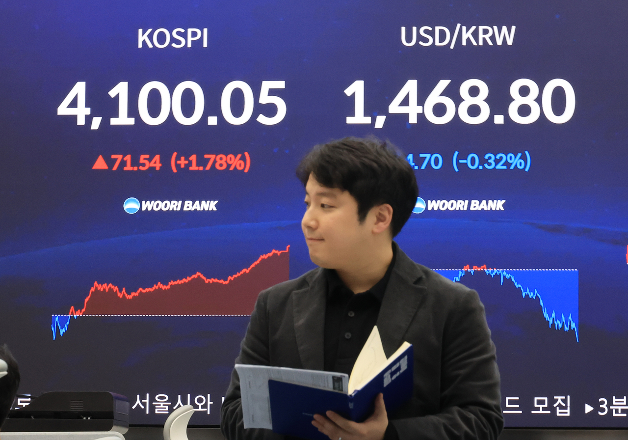 An electronic signboard at Woori Bank's dealing room shows the Kospi closing the session at 4,100.05 and the local currency quoted at 1,468.8 won per US dollar on Friday. (Yonhap)