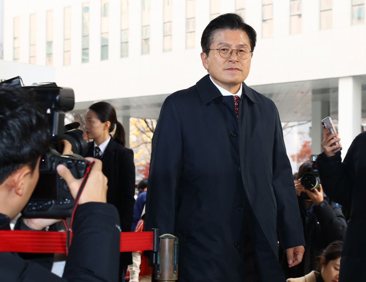 Former Prime Minister Hwang Kyo-ahn arrives at the Seoul Southern District Court on Nov. 20 for the verdict hearing in the National Assembly “fast-track clash” case, involving 2019 allegations that rival parties physically blocked and disrupted proceedings during disputes over fast-tracking reform bills. (Newsis)