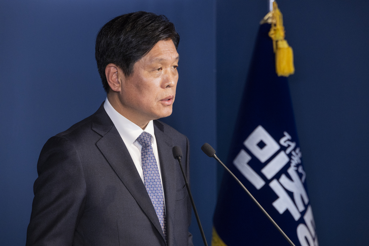 Democratic Party Secretary-General Rep. Jo Seoung-lae speaks at a press briefing in Seoul on Sunday. Yonhap