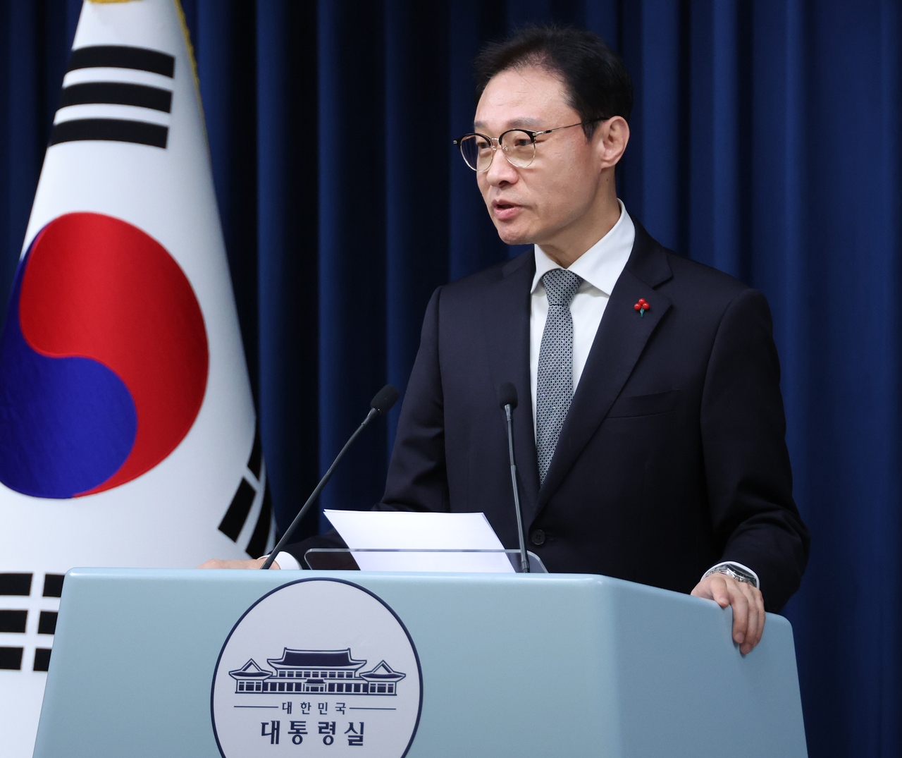 Lee Kyu-yeon, presidential secretary for public affairs and communication, announces human rights lawyer Kim Ho-cheol as the new chief of the Board of Audit and Inspection (BAI) during a press briefing at the presidential office in Seoul on Sunday. Yonhap