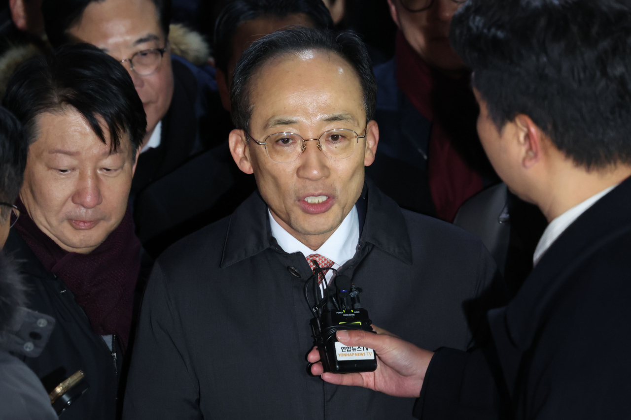 Choo Kyung-ho, accused of hindering the Assembly’s vote to lift the martial law decree, speaks as he leaves the Seoul Detention Center in Uiwang, Gyeonggi Province, on Dec. 3 after a court rejected his arrest warrant. (Newsis)