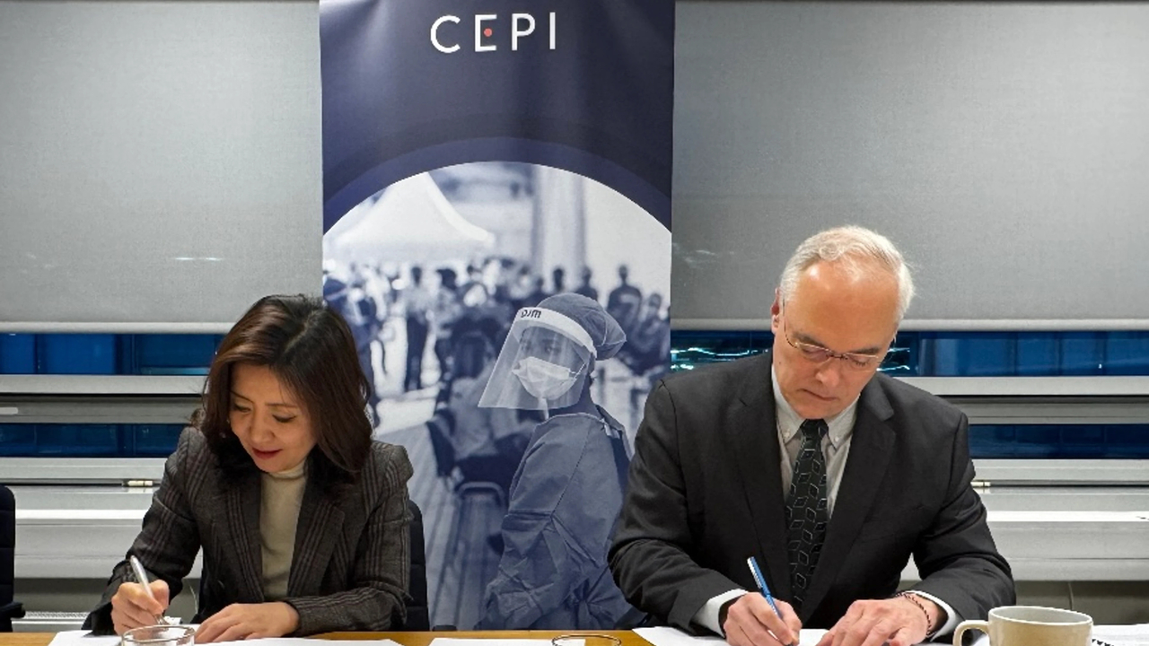 South Korea’s Ambassador to Norway Seo Min-jeong (left) and Richard Hatchett, CEO of the Coalition for Epidemic Preparedness Innovations, pose after signing a new financial contribution agreement at CEPI’s headquarters in Oslo on Dec. 4. (Embassy of the Republic of Korea to Norway)