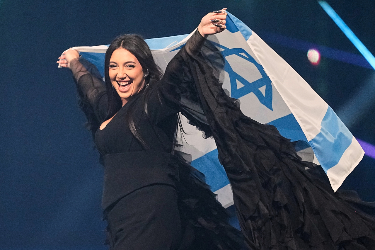 Israeli singer Yuval Raphael holds the national flag during a dress rehearsal for the 69th Eurovision Song Contest, in Basel, Switzerland, May 16.   (AP-Yonhap)