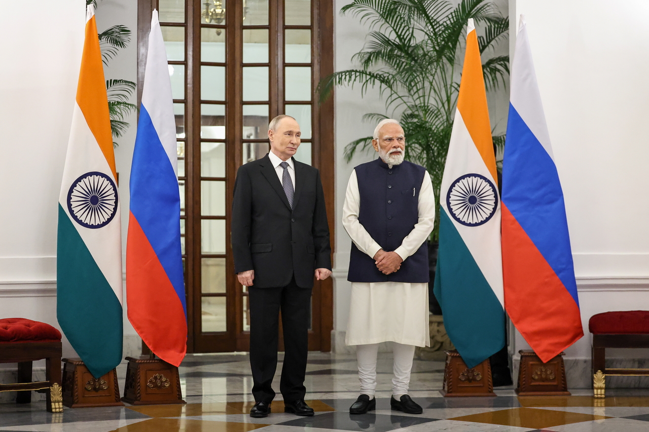 Russia’s President Vladimir Putin (left) and India’s Prime Minister Narendra Modi pose after a meeting in Moscow, Friday. (Tass-Yonhap)