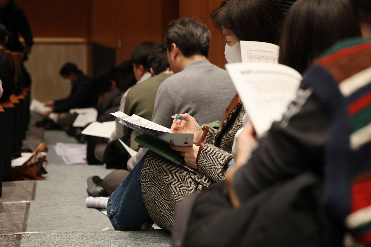 As the event drew a full house, some participants sat on the floor. (Yonhap)