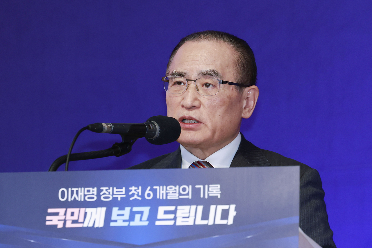 National Security Adviser Wi Sung-lac presents the Lee administration’s six-month achievements during a briefing at the presidential office in Yongsan, Seoul, on Sunday. (Newsis)