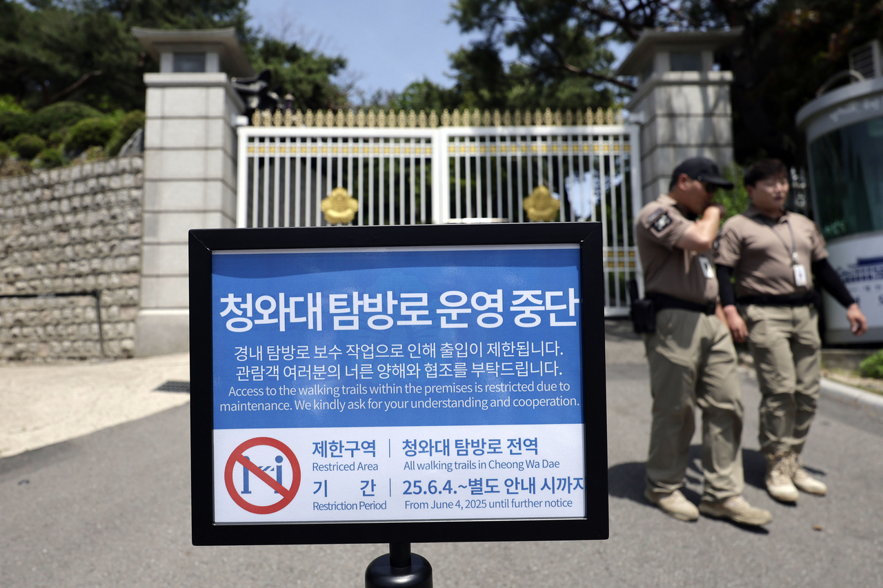 A sign indicates that a section of the Cheong Wa Dae walking trail in Jongno-gu, Seoul, is closed for maintenance in this photo taken in June this year. (NEWSIS)