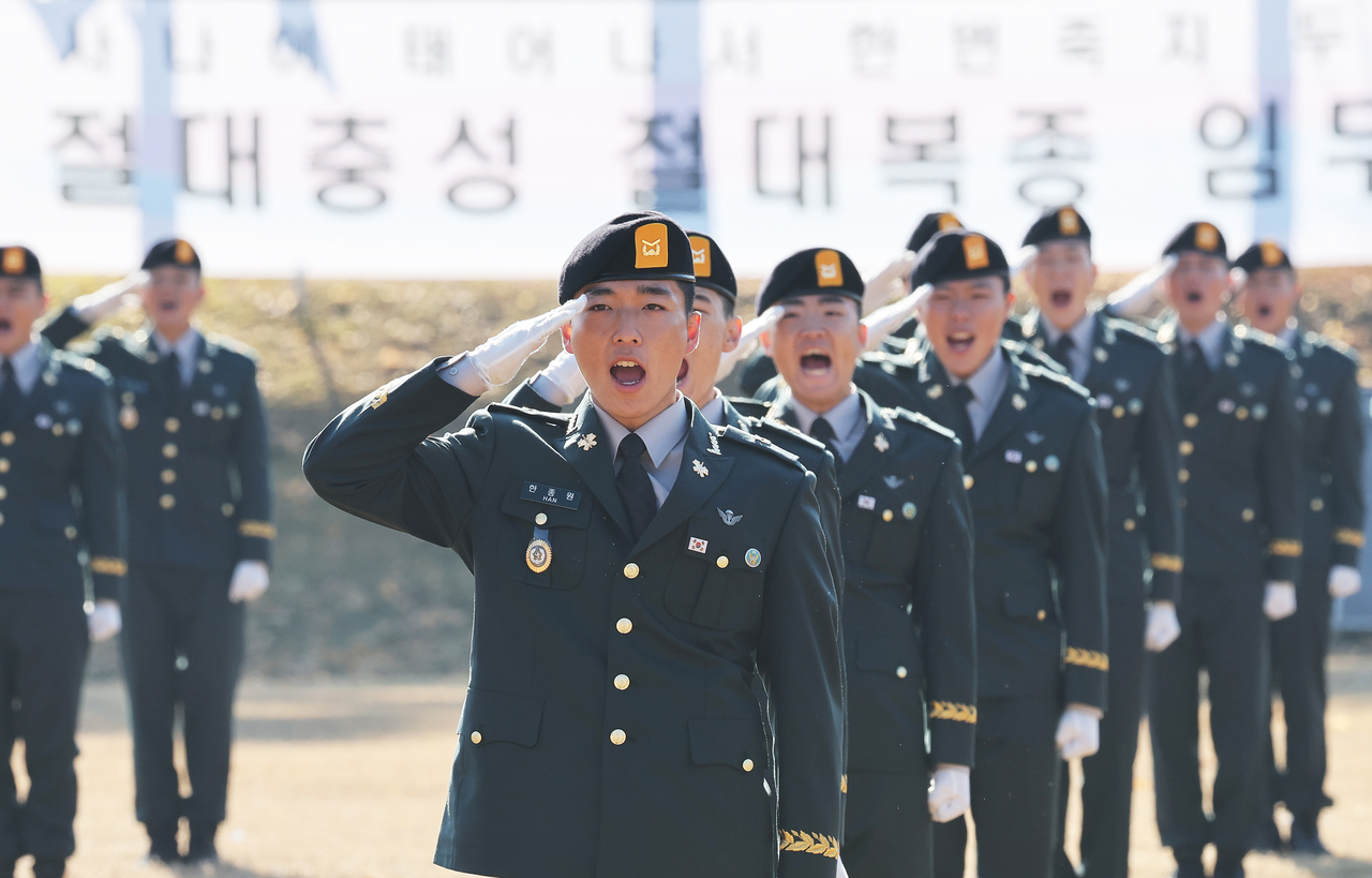 New special forces noncommissioned officers salute the 261st class at the Army Special Warfare School in Gwangju, Gyeonggi Province, Nov. 28. The 140 graduates completed 16 weeks of an intense training program. (Yonhap)
