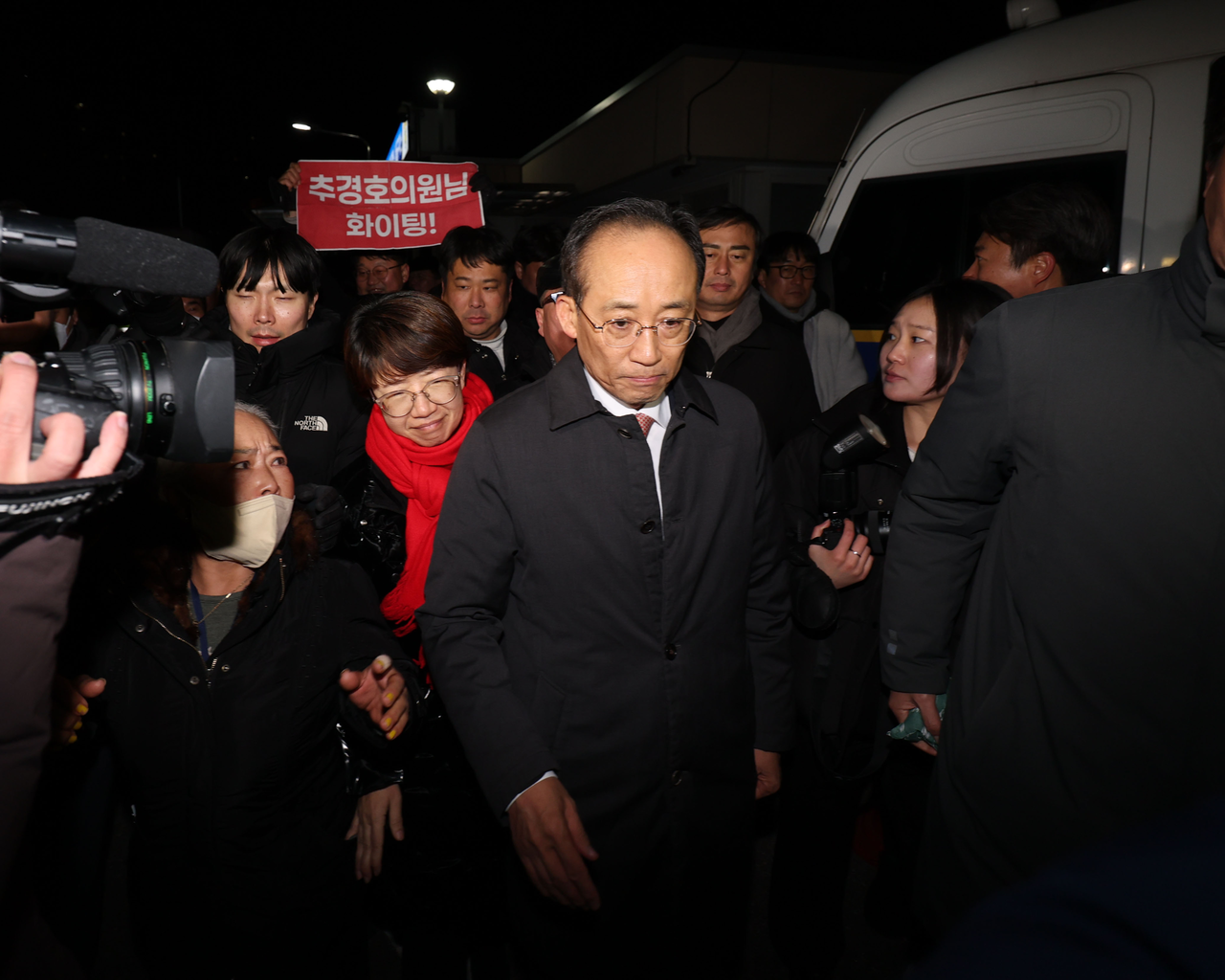 Rep. Choo Kyung-ho of the People Power Party, who is accused of obstructing lawmakers’ participation in a vote to lift martial law during the Dec. 3 emergency martial law declaration, leaves the Seoul Detention Center in Uiwang, Gyeonggi Province, on the Wednesday after a court dismissed a warrant for his arrest. (Yonhap)