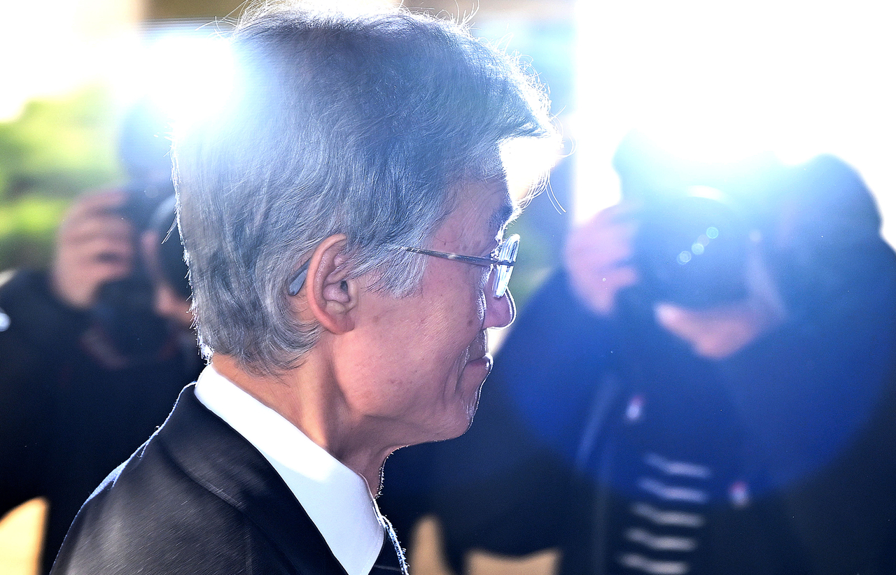 Supreme Court Chief Justice Jo Hee-de goes to his office at the headquarters of the Supreme Court of Korea on Monday. (Im Se-jun/The Korea Herald)