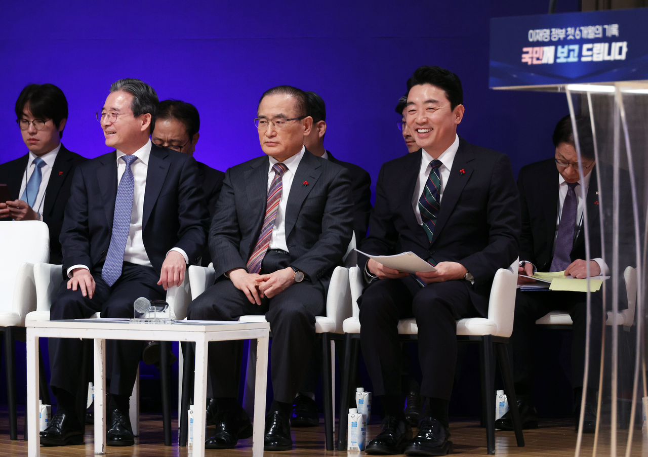 (From R to L) Presidential chief of staff Kang Hoon-sik, National Security Adviser Wi Sung-lac and presidential chief of staff for policy Kim Yong-beom attend a press briefing marking six months of the President Lee Jae Myung administration, held at the presidential office in Seoul on Sunday. (Yonhap)