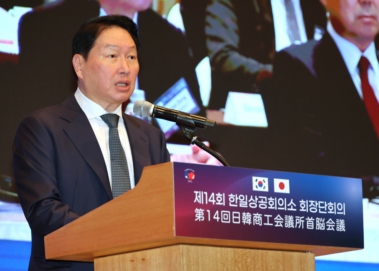 Chey Tae-won, the SK Group chair who heads the Korea Chamber of Commerce & Industry, speaks at the annual meeting between the KCCI and Japan Chamber of Commerce and Industry on Jeju Island, Monday. (KCCI)