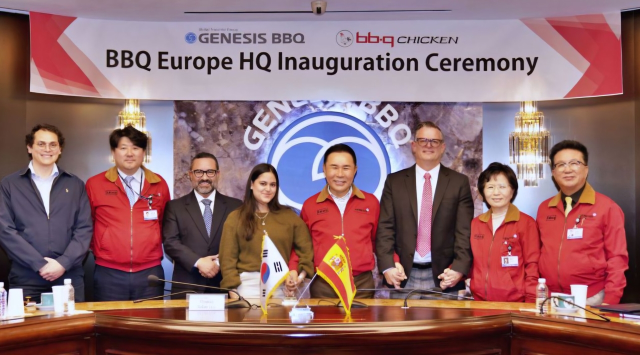 Officials from Genesis BBQ Group and BLT F&B Group including BBQ Chair Yoon Hong-geun (fourth from right) and  BLT CEO Thomas Talarico (third from right) pose for a photo at BBQ headquarters in Seoul. (Genesis BBQ Group)