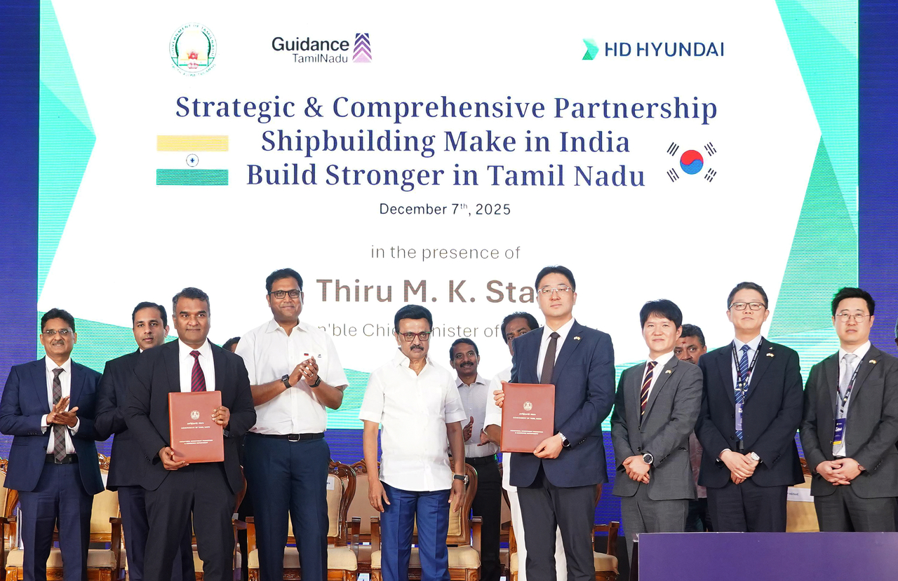 Front row, from left: Tamil Nadu’s State Investment Promotion Administrator Darez Ahamed, State Industries Minister T.R.B. Rajaa, State Chief Minister M.K. Stalin, and HD Korea Shipbuilding & Offshore Engineering Planning Director Choi Han-nae pose for a photo at the partnership ceremony in Madurai, Tamil Nadu, India, on Sunday. (HD Hyundai)