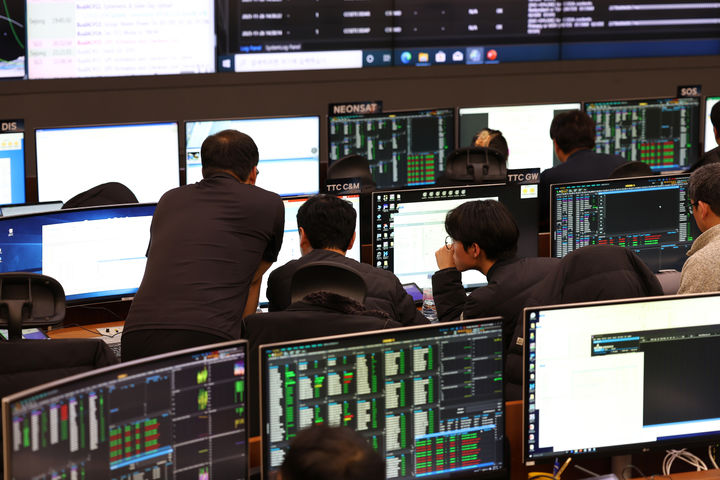 Researchers perform satellite control work on the next-generation medium-sized satellite CAS500-3 deployed by South Korea's homegrown space rocket Nuri on Nov. 27, at the Korea Aerospace Research Institute's satellite control room in the central city of Daejeon in this file photo released by the institute. (Newsis)