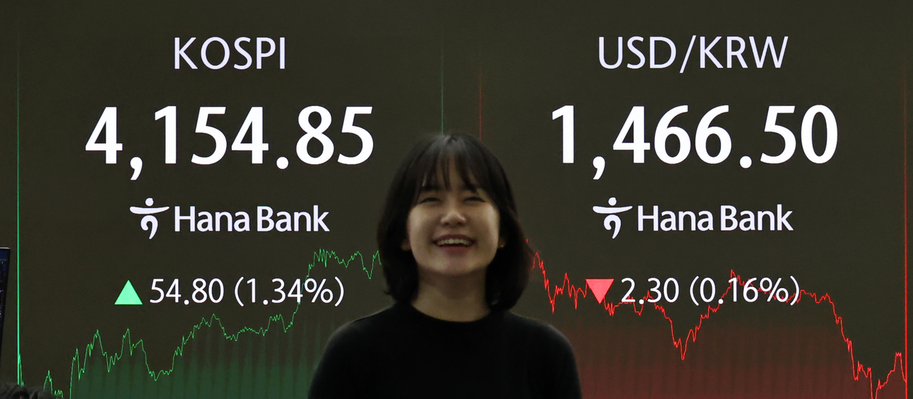 An electronic board showing the Korea Composite Stock Price Index at a dealing room of the Hana Bank headquarters in Seoul on Monday . (Yonhap)