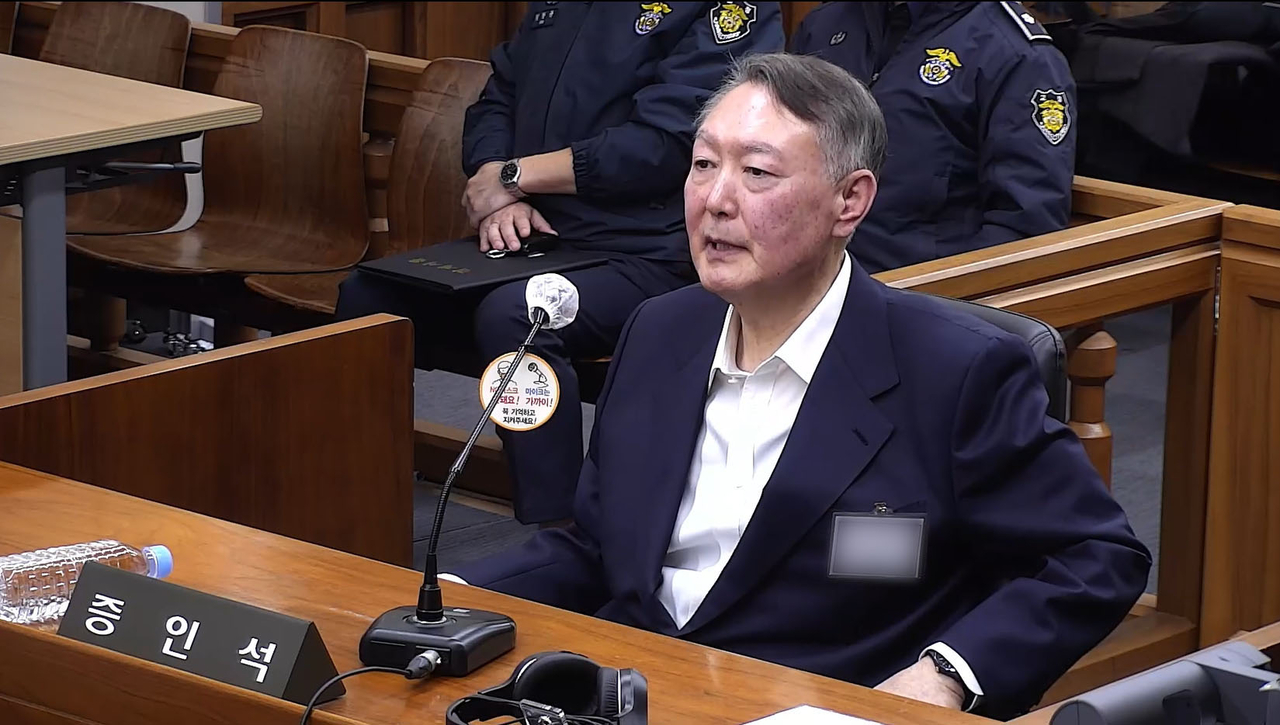 Former President Yoon Suk Yeol attends a trial on ex-Prime Minister Han Duck-soo's alleged involvement in insurrection as a witness at the Seoul Central District Court on Nov. 19. (Courtesy of the Seoul Central District Court)