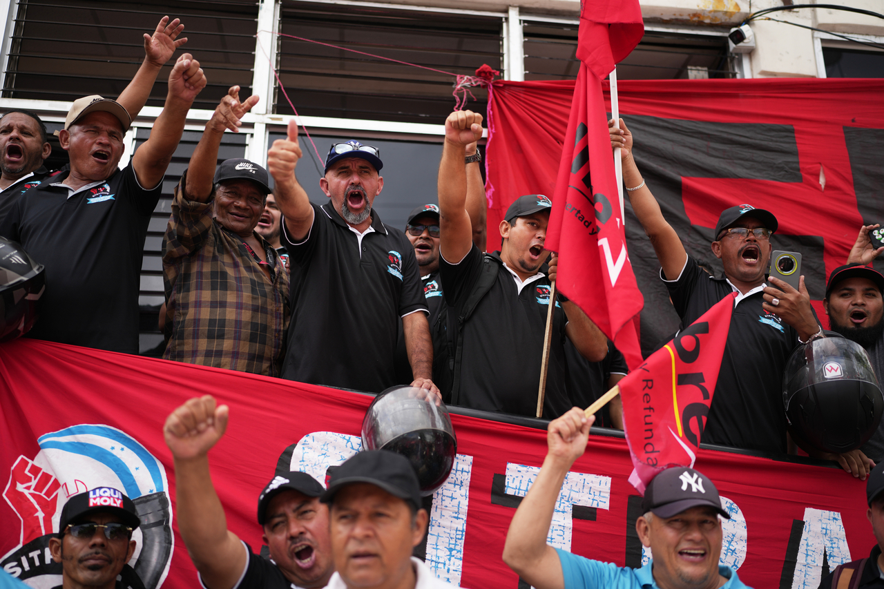 Supporters of ruling party LIBRE, Liberty and Refoundation, cheer outside the party's headquarters in Tegucigalpa, Honduras, Sunday. (AP-Yonhap)