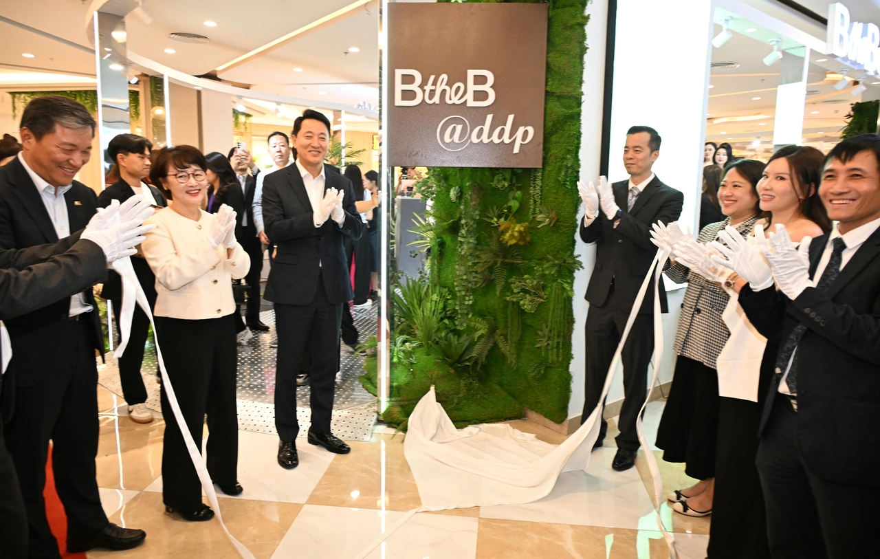 Seoul Mayor Oh Se-hoon unveils a plaque at the opening ceremony of “Beyond the Beauty, B the B@DDP,” Seoul’s beauty promotion and experience center, held at Vincom Mega Mall Royal City in Hanoi, Vietnam, on Dec. 5, 2025. (Yonhap)