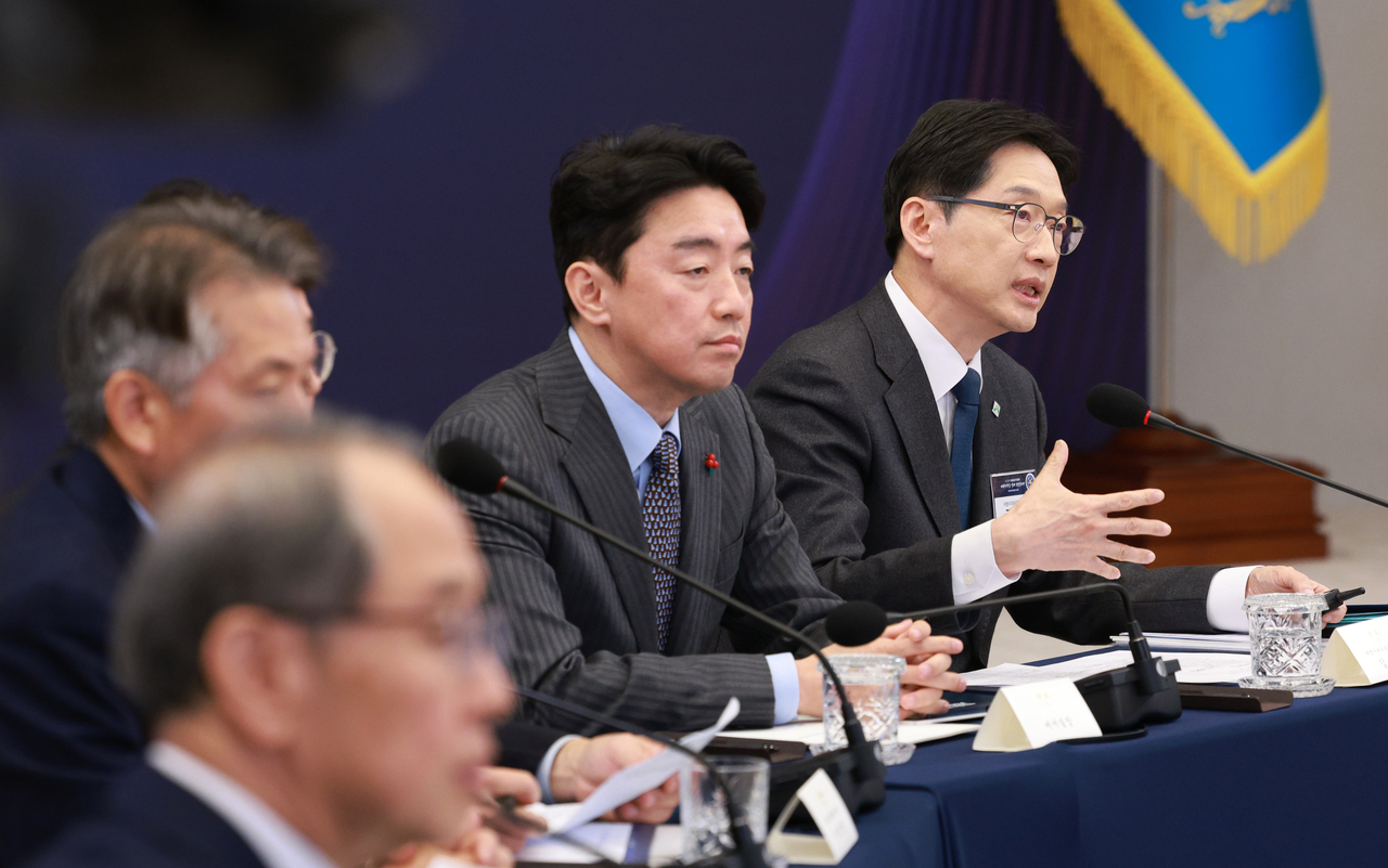 Kang Hoon-sik (2nd from R), the presidential chief of staff, attends a policy briefing by the Presidential Committee for Decentralization and Balanced Development held at the presidential office in Seoul on Dec. 8, 2025. (Pool photo) (Yonhap)
