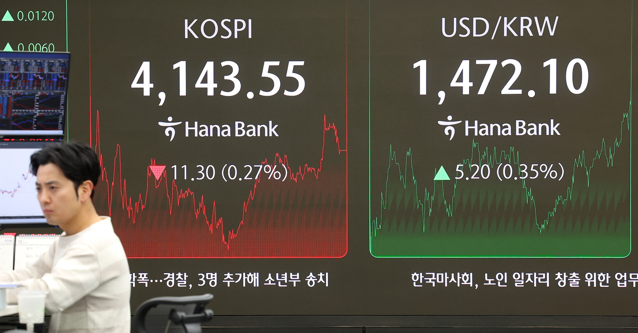 An electronic board showing the Korea Composite Stock Price Index at a dealing room of the Hana Bank headquarters in Seoul on Tuesday. (Yonhap)