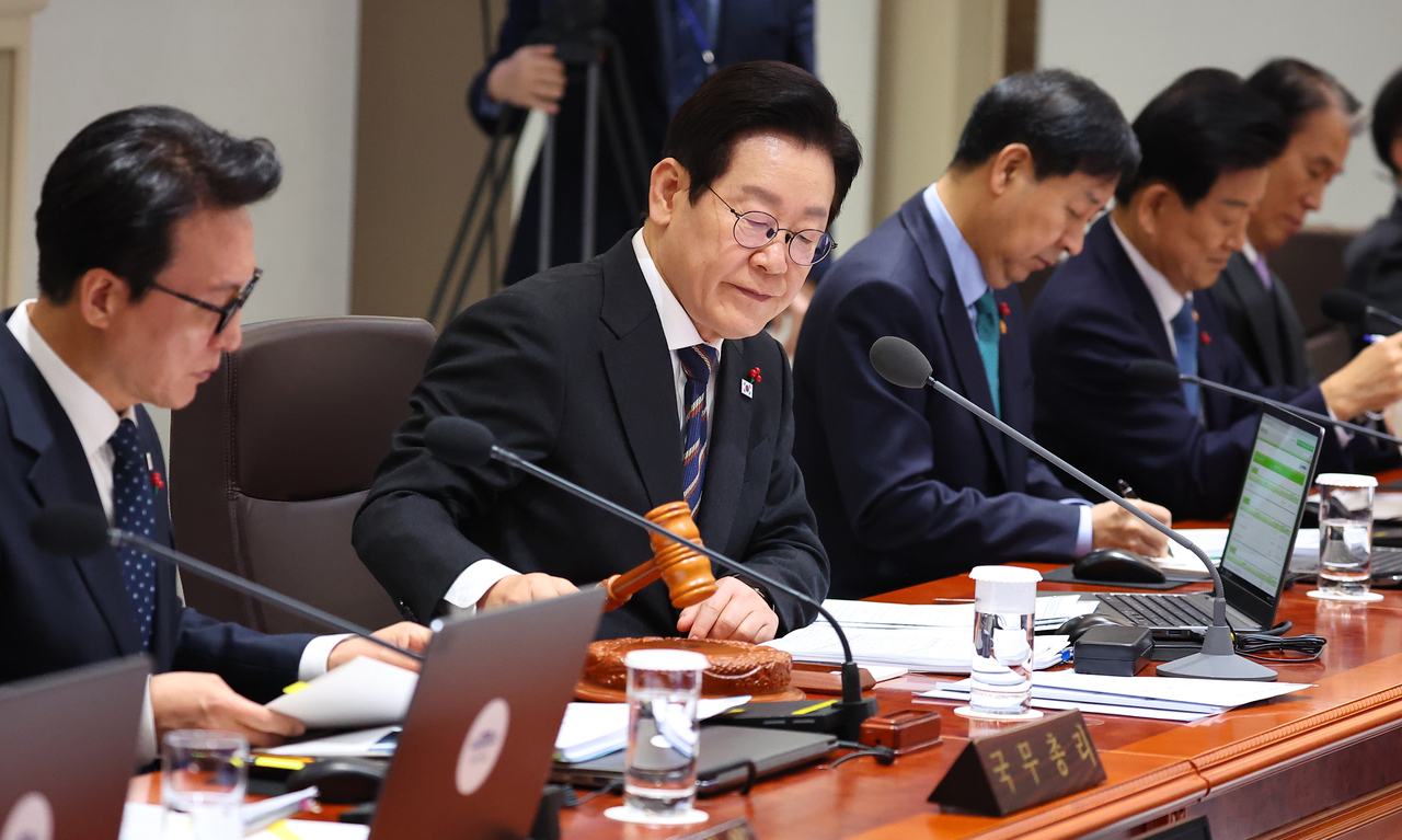 President Lee Jae Myung (second from left) presides over a Cabinet meeting held at the presidential office in Yongsan-gu, Seoul, Tuesday. (Yonhap)