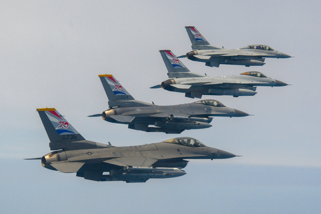 This photo is not directly related to the story. South Korean and US fighter jets stage a friendship flight over the southern island of Jeju in this file photo. (ROKAF)
