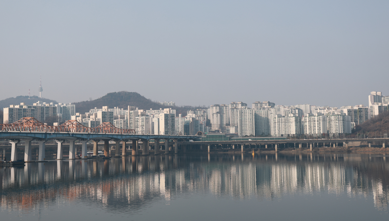 Apartment complexes in the Seongdong-gu district in Seoul are seen in this file photo taken Sunday. (Yonhap)