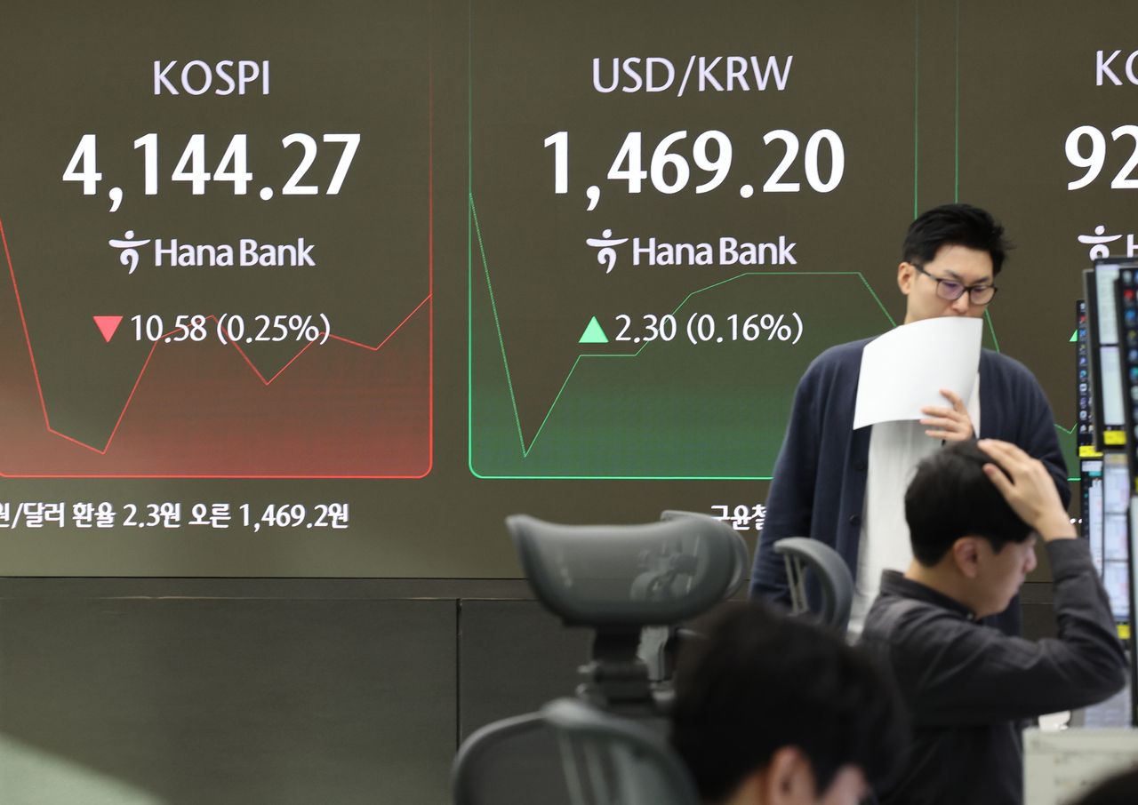 An electronic board showing the Korea Composite Stock Price Index at a dealing room of the Hana Bank headquarters in Seoul on Tuesday. (Yonhap)