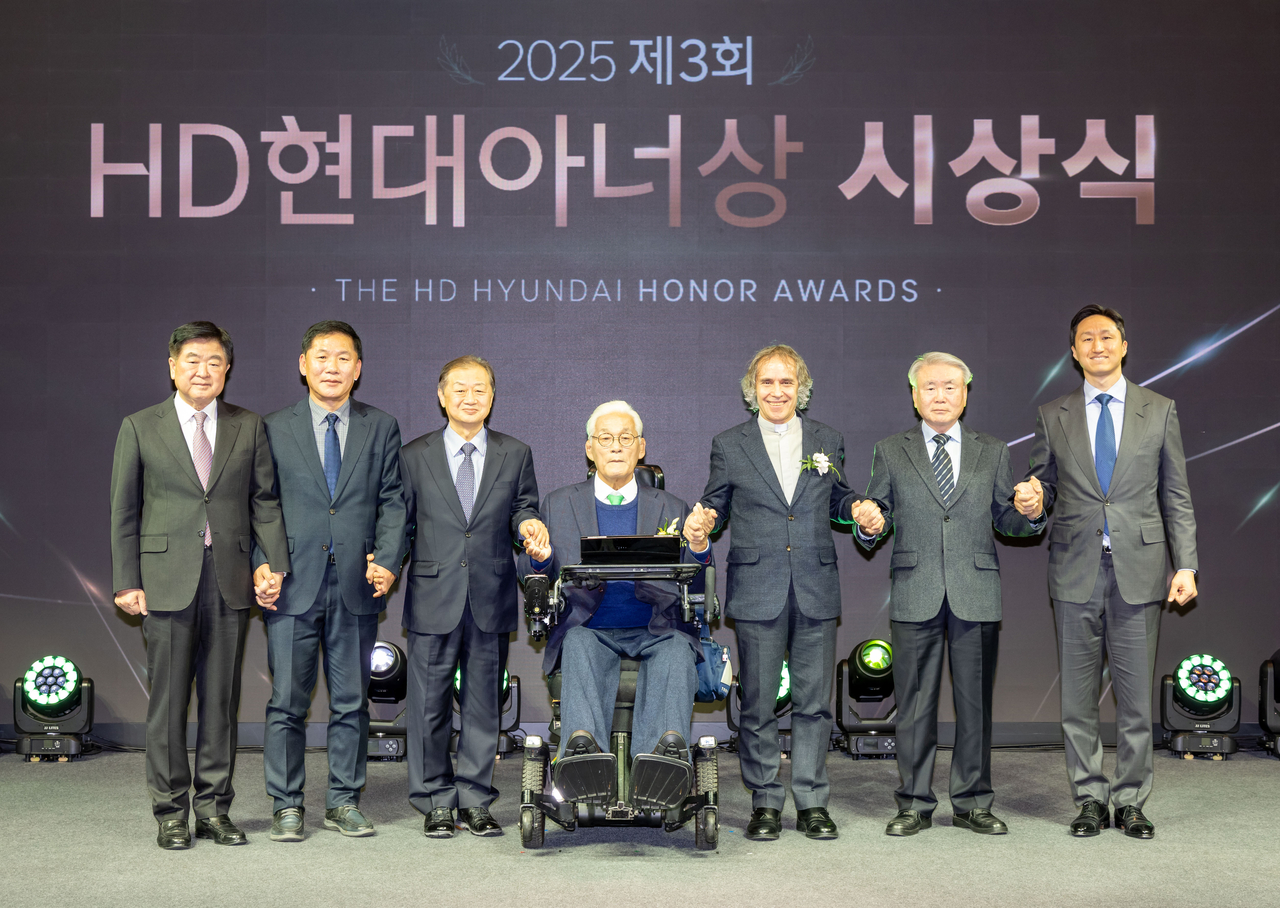 Chung Deok-hwan (center), founder of Eden Rehabilitation Center and winner of the 3rd HD Hyundai Honor Awards, and other HD Hyundai top executives, including Honorary Chair Kwon Oh-gap (far left) and Chair and CEO Chung Ki-sun (far right), pose during the awarding ceremony held in Seongnam, Gyeonggi Province, on Tuesday. (HD Hyundai)
