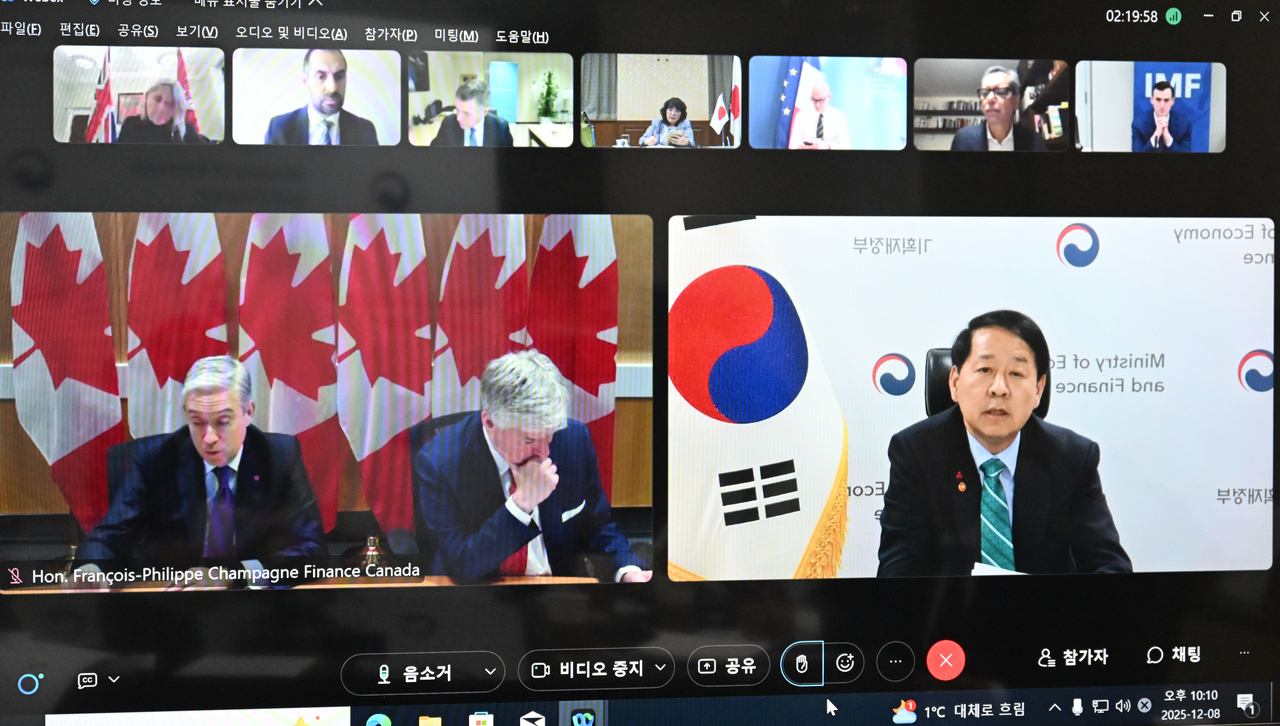 This photo provided by the Ministry of Economy and Finance shows Finance Minister Koo Yun-cheol (R) attending a Group of Seven finance ministerial meeting held virtually on Modnay. (Yonhap)