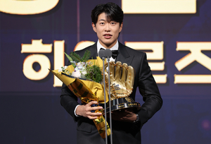 Potential big leaguer Song Sung-mun hoping to tick off bucket list with Golden Glove