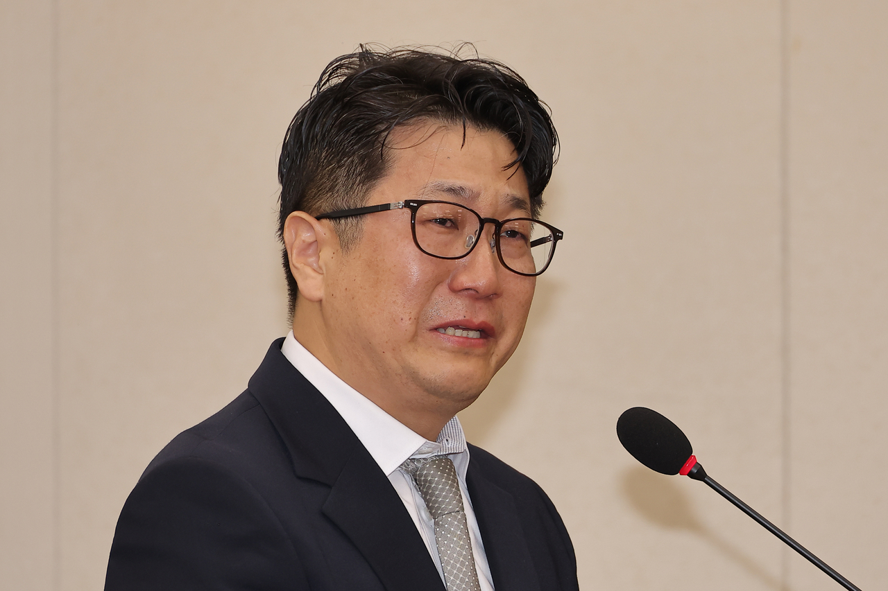 Moon Ji-seok, now a prosecutor at the Gwangju District Prosecutor's Office, sheds tears during a parliamentary hearing in October as he testifies that his superior excercised undue interference in the investigation into Coupang's non-payment of severance pay to its workers. (Yonhap)